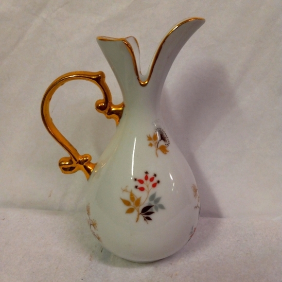 VINTAGE Pitcher Bud Vase White Porcelian Ceramic W/ Gold Trim SmallAsian Flowers - Picture 1 of 7